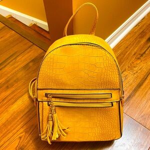 Brand New Beautiful Yellow Mustard Color‎ bag, for office or school. Never Used!